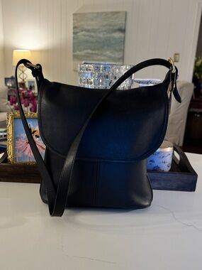 🖤 VINTAGE BLACK TAN LEATHER COACH WHITNEY!